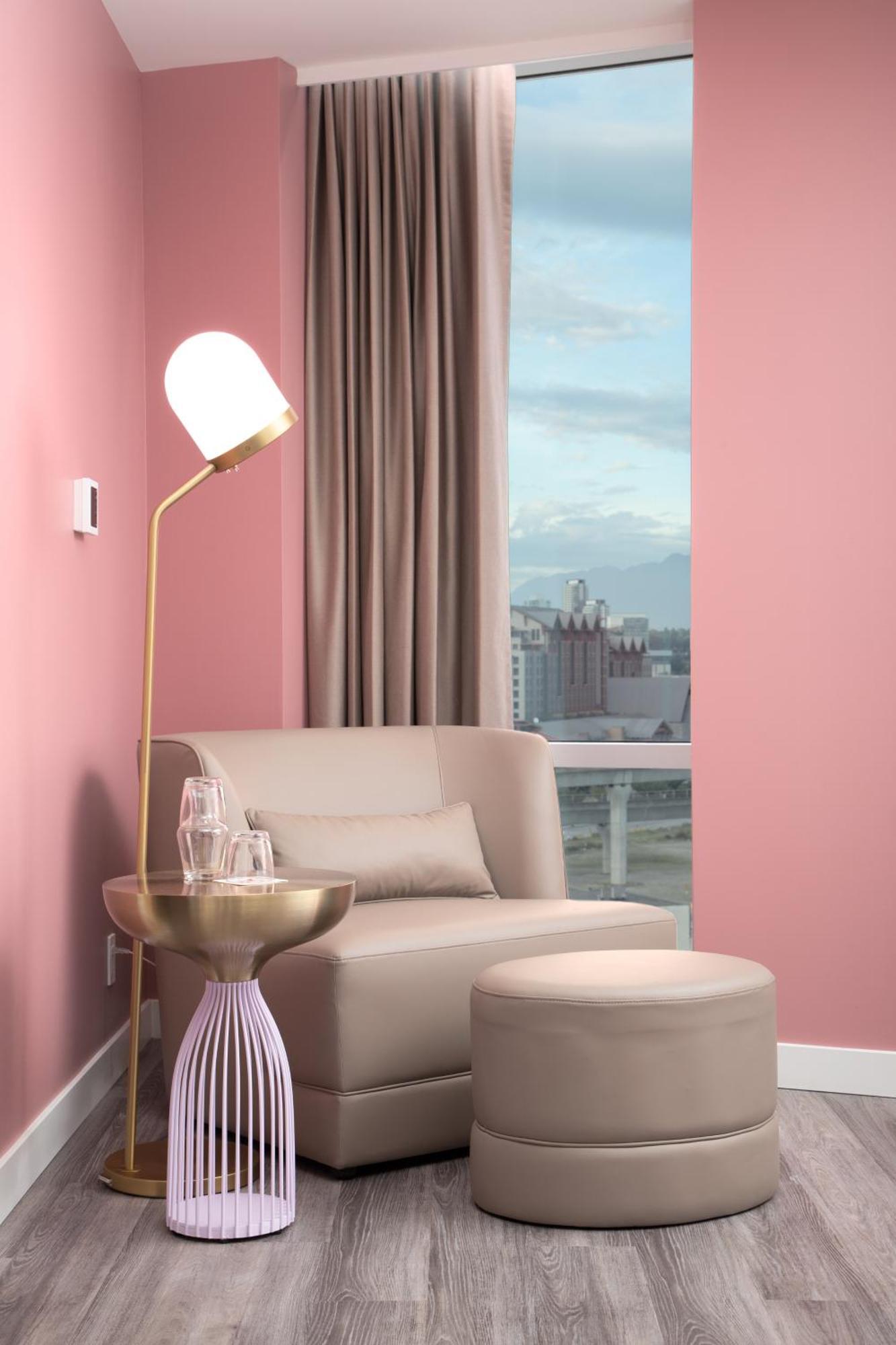 ריצ'מונד Versante Hotel חדר תמונה A room with pink walls